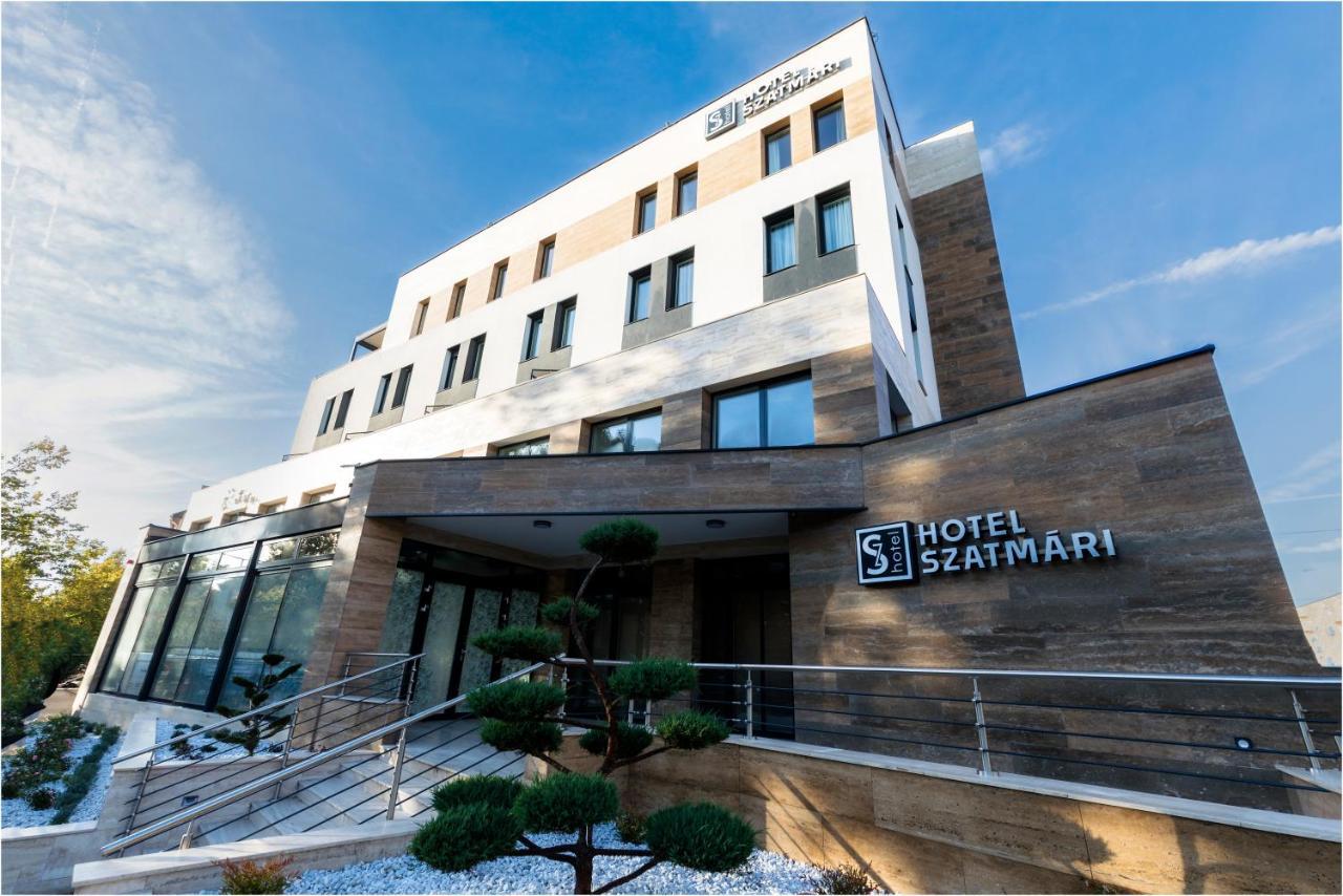 Hotel Szatmari & Etterem Jaszbereny Exterior photo