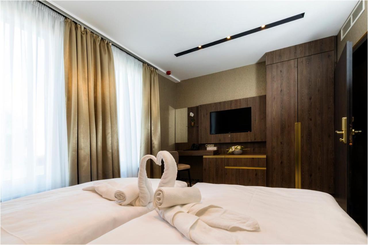 Hotel Szatmari & Etterem Jaszbereny Exterior photo