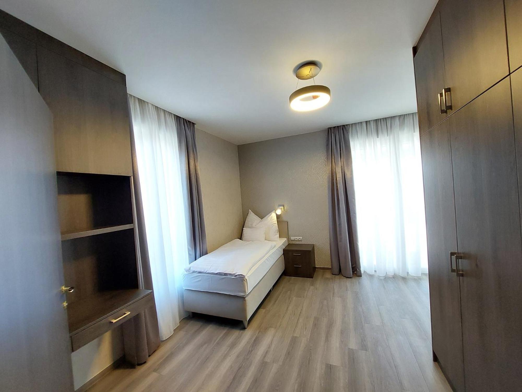 Hotel Szatmari & Etterem Jaszbereny Exterior photo